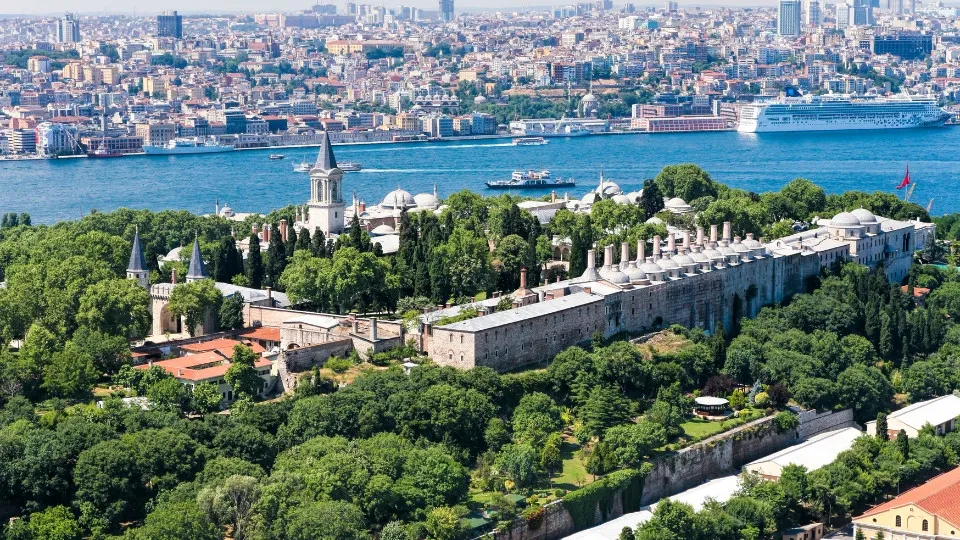 Skip-the-Line Basilica Cistern Tour & Topkapi Palace with a Live Guide - Image 1